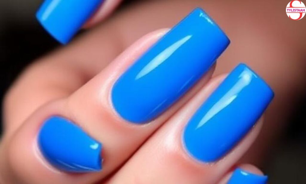 electric-blue-short-nails