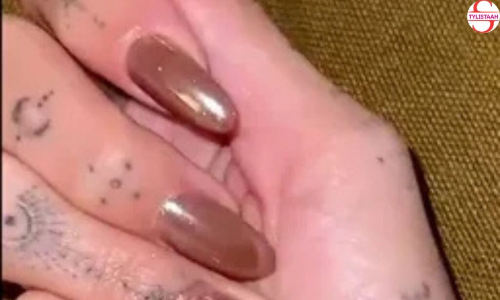 hailey-bieber-glazed-donut-nails