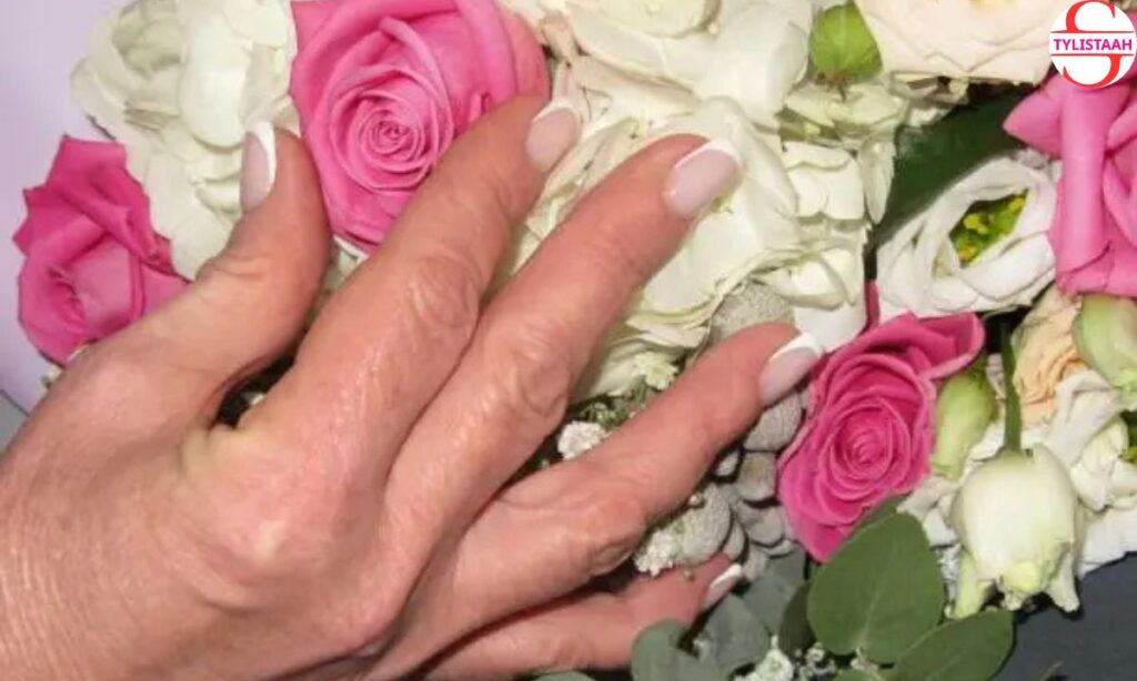 romantic-white-flower-nail-art