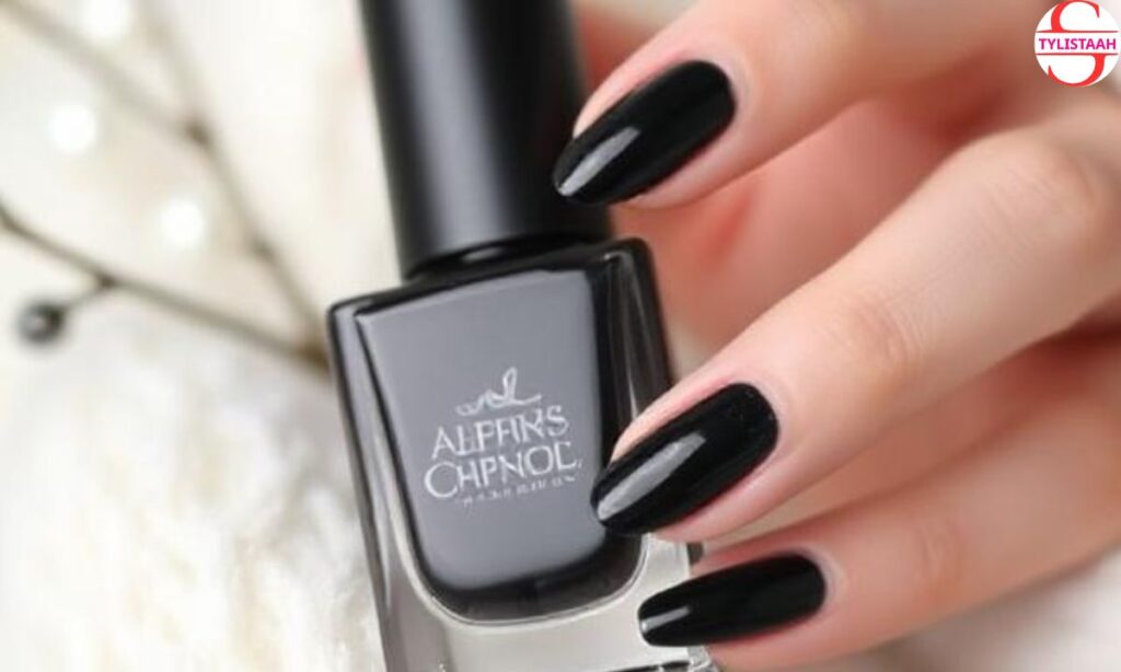 black-nail-varnish-for-winter-elegance